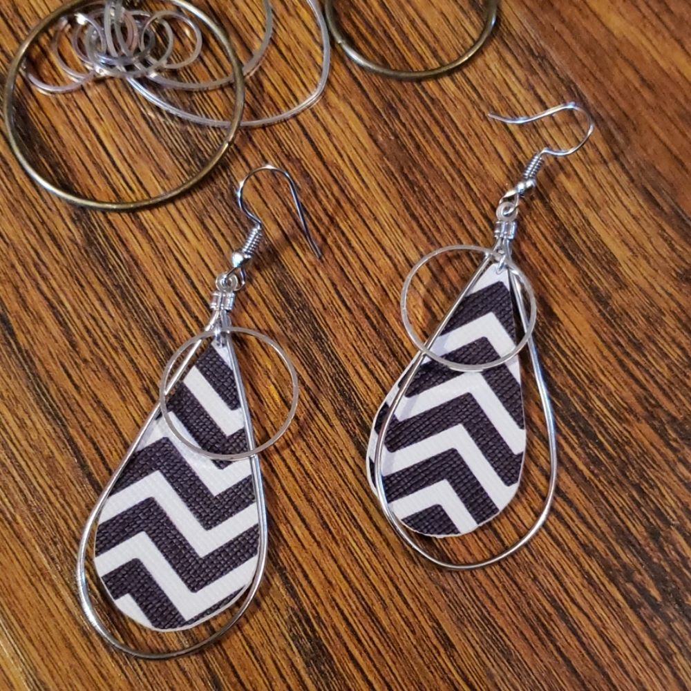 ‼‼CHEVRON BEAUTIFUL EARRINGS FAUX LEATHER STUNNING